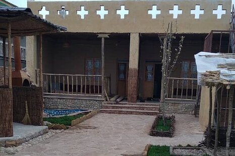 اتاق بنفشه در اقامتگاه بومگردی گالیکش