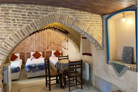 اتاق 5 نفره شاه نشین در اقامتگاه سنتی شیراز