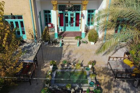 اتاق دونفره بنفشه در اقامتگاه بومگردی اصفهان