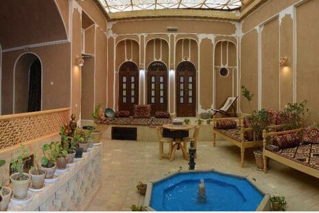 اتاق تک نفره سوسن در اقامتگاه بومگردی یزد