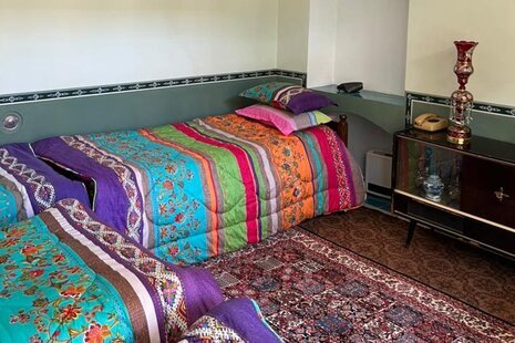 اتاق نارنج در اقامتگاه بومگردی در اصفهان