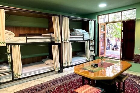 اتاق اشتراکی 8 نفره آقایان در اقامتگاه بومگردی اصفهان