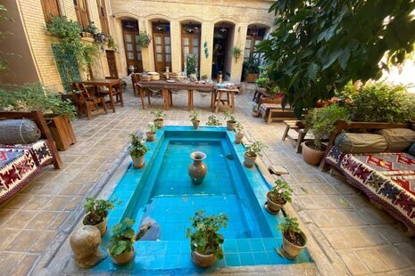 اتاق 2 نفره سه دری در اقامتگاه سنتی شیراز