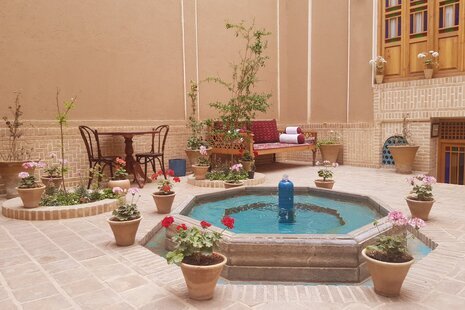 اتاق 5 تخته شورانگیز در اقامتگاه بومگردی در کاشان