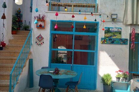 اتاق بهارنارنج در اقامتگاه بومگردی شیراز