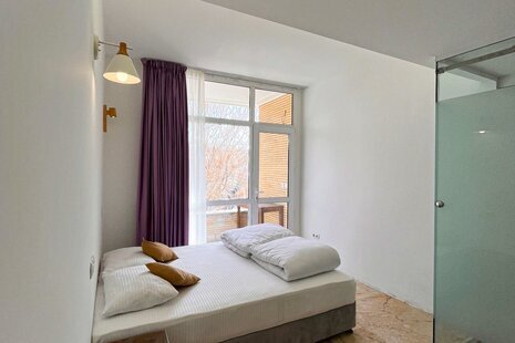 اتاق دونفره تراس دار در هاستل در اصفهان