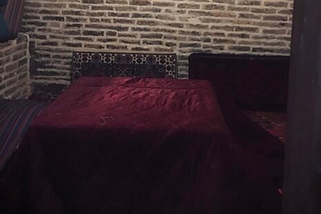 واحد با کرسی در اقامتگاه بوم گردی در دلیجان