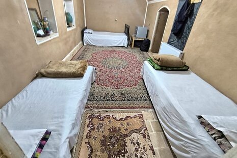 اتاق سه تخت اشتراکی آقایان در اقامتگاه بومگردی در یزد