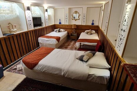 اتاق استاد ارحام صدر در اقامتگاه بومگردی اصفهان