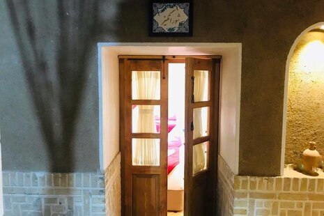 اتاق 5 تخته شورانگیز در اقامتگاه بومگردی در کاشان