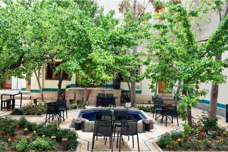 اتاق شاه نشین در اقامتگاه بومگردی اصفهان