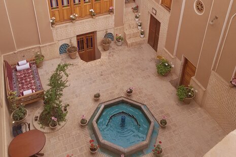 اتاق 4 تخته سرنا و کرنا در اقامتگاه بومگردی کاشان