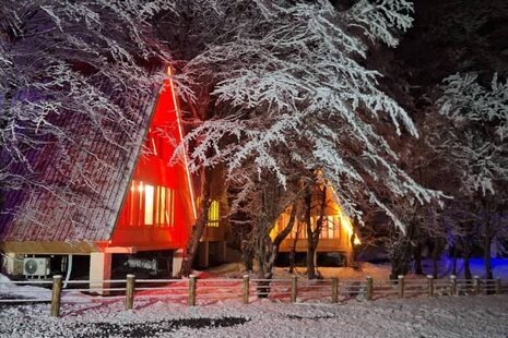 کلبه سوئیسی مبله دوخواب نارنجی در پل سفید