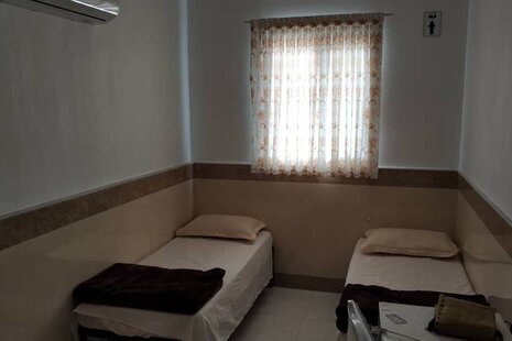 اتاق 302 دو تخت در مسافرخانه قم