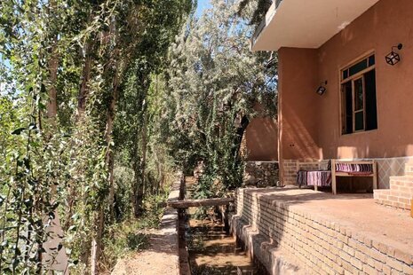 اتاق مبله در اقامتگاه بومگردی مجن