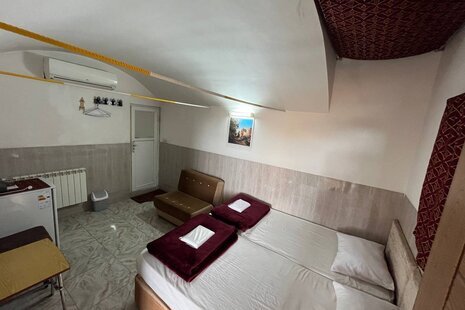 اتاق دوتخت اقامتگاه سنتی در یزد