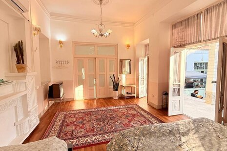 اتاق استاد فرشچیان در اقامتگاه بومگردی اصفهان