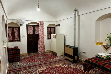 اتاق سنتی شبستان در اقامتگاه بومگردی شاهین شهر و میمه