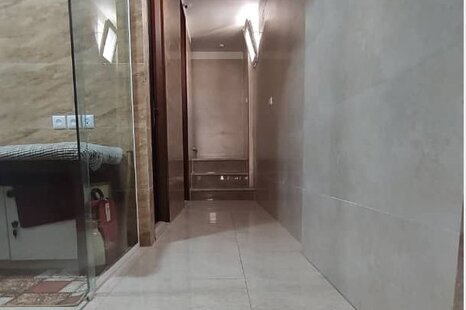 اتاق 202 سه تخت در مسافرخانه قم
