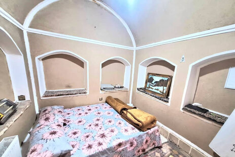 اتاق اقامتگاه بومگردی 2 نفره فروغ فرخزاد در یزد