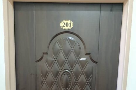 اتاق 201 سه تخت در مسافرخانه قم