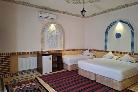 اتاق مینا در طبقه اول اقامتگاه بومگردی نطنز