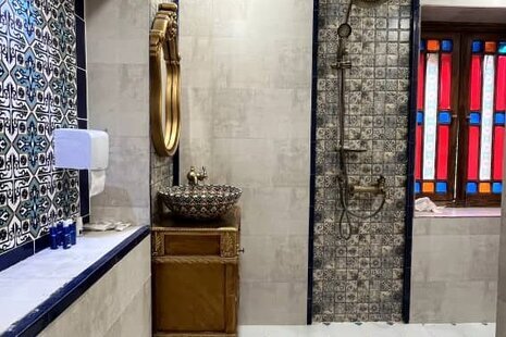 اتاق شاه نشین در عمارت بومگردی شیراز