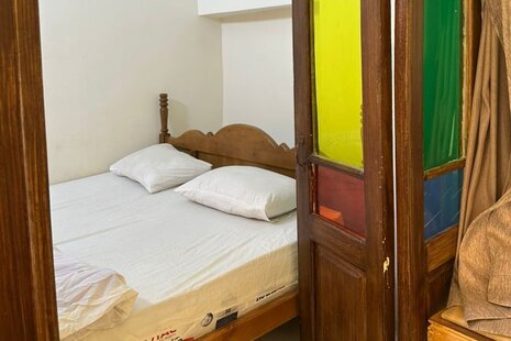 اتاق شاهنشین در اقامتگاه بومگردی شیراز