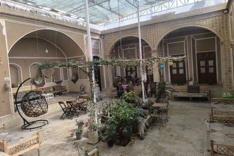 اتاق سه تخت اشتراکی آقایان در اقامتگاه بومگردی در یزد