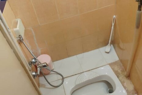 اتاق 8 در مسافرخانه در همدان