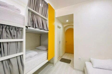 اتاق خوابگاهی 10 تخته آقایان در هاستل اصفهان