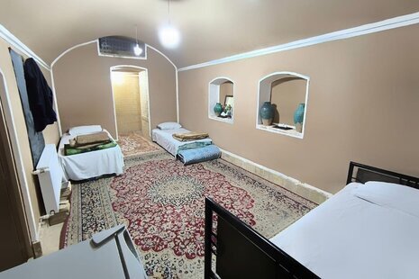 اتاق سه تخت اشتراکی آقایان در اقامتگاه بومگردی در یزد