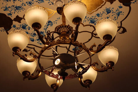 اتاق بالکن دار در عمارت بومگردی شیراز