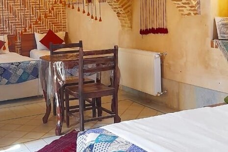 اتاق 5 نفره شاه نشین در اقامتگاه سنتی شیراز