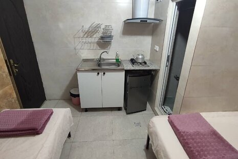 اتاق 103 سه تخت در مسافرخانه قم