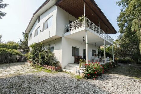 واحد نیکوکار در طبقه اول باغ ویلا چالوس