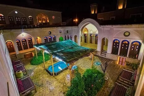 اتاق سنتی چهار نفره شاه نشین در بوم گردی کاشان