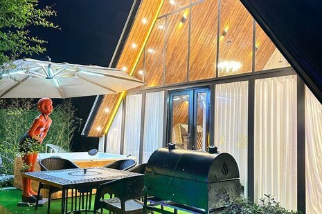 کلبه سوئیسی دوخواب زرین در نور