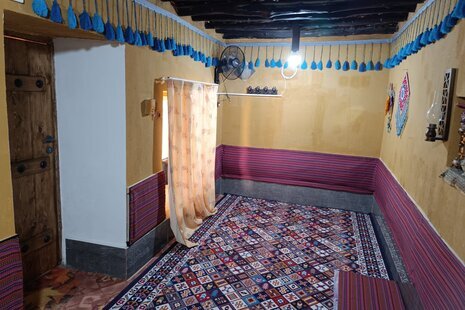 اتاق بابشاد سیرافی در اقامتگاه بومگردی کنگان