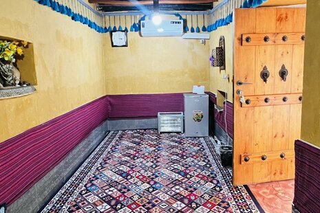 اتاق بابشاد سیرافی در اقامتگاه بومگردی کنگان