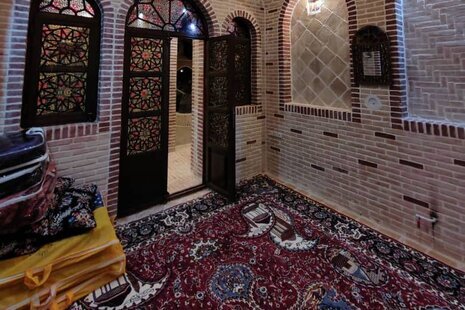 اتاق سه راه رئیس در اقامتگاه بومگردی کاشان