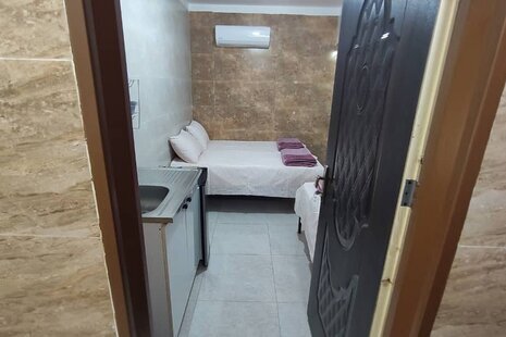 اتاق 204 سه تخت در مسافرخانه قم