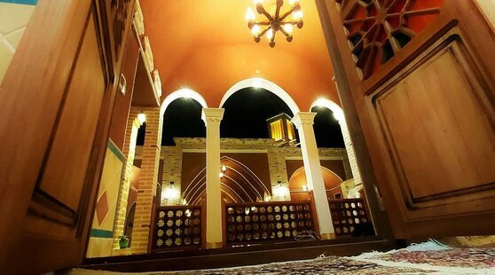 اتاق کرشاهی در اقامتگاه بومگردی کاشان