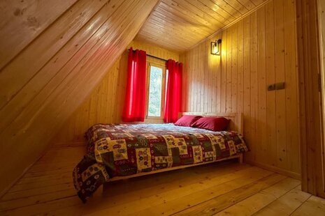 کلبه سوئیسی مبله دوخواب قرمز در پل سفید