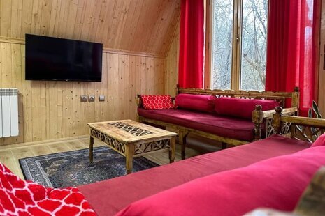 کلبه سوئیسی مبله دوخواب قرمز در پل سفید