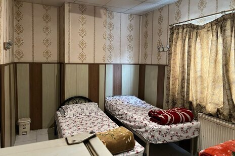اتاق سه تخت در مهمانپذیر خیابان کارگر