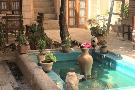 اتاق 2 نفره سه دری در اقامتگاه سنتی شیراز