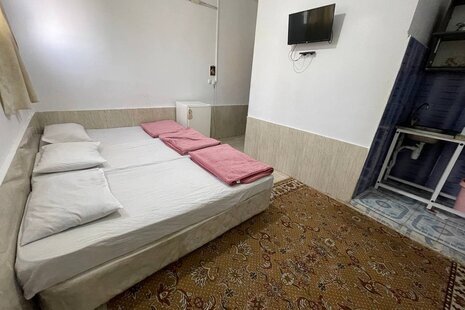 اتاق 3 تخت در مسافرخانه مشهد