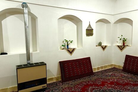 اتاق سنتی ایوان در اقامتگاه بومگردی شاهین شهر و میمه