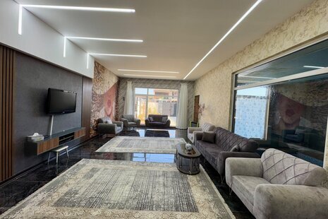 ویلا استخردار آبگرم سرپوشیده دوخواب لیلیوم در چهارباغ